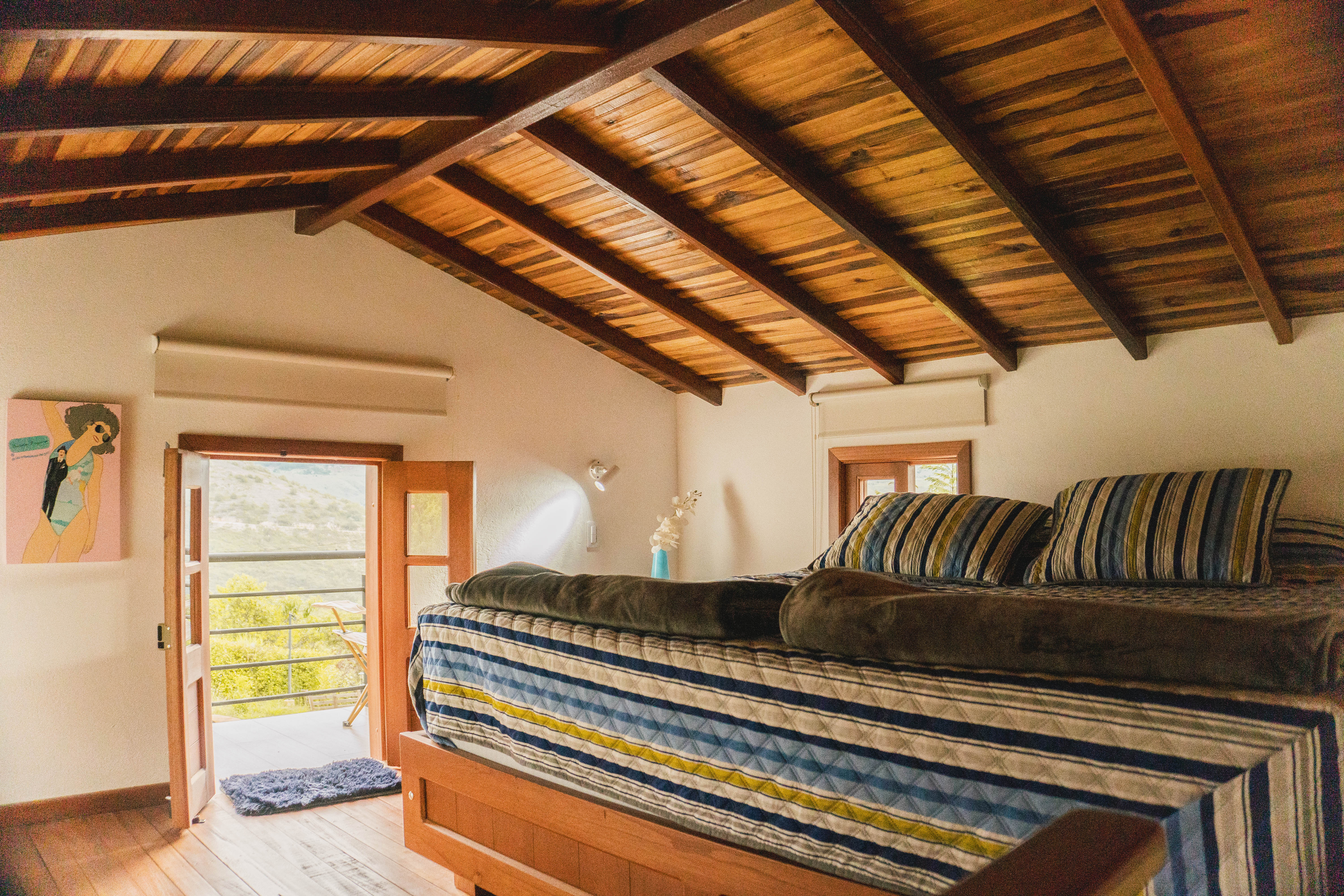 Cuarto principal con cama King Size y balcón